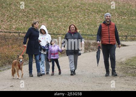 Promenade en famille dans le parc Maksimir en hiver. Zagreb, Croatie Banque D'Images