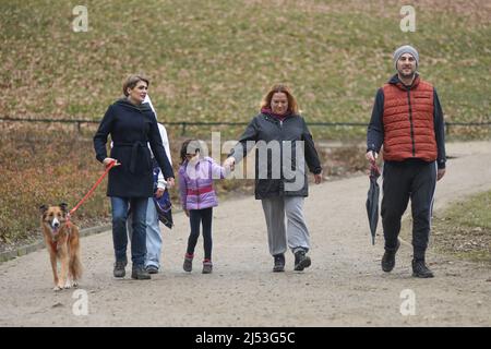 Promenade en famille dans le parc Maksimir en hiver. Zagreb, Croatie Banque D'Images