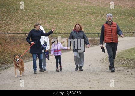 Promenade en famille dans le parc Maksimir en hiver. Zagreb, Croatie Banque D'Images