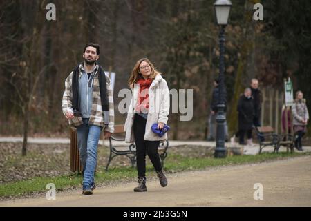 Un couple marchant dans le parc Maksimir pendant l'hiver. Zagreb, Croatie Banque D'Images