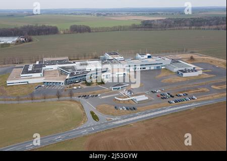 Ebersbach, Allemagne. 15th mars 2022. Les locaux de l'entreprise pharmaceutique Demecan (vue aérienne avec un drone). Fondée en 2017, l'entreprise est l'une des trois que l'Institut fédéral des médicaments et des dispositifs médicaux a autorisé à cultiver du cannabis en Allemagne. Credit: Sebastian Kahnert/dpa-Zentralbild/dpa/Alay Live News Banque D'Images