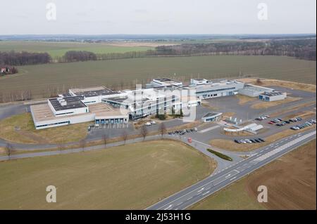 Ebersbach, Allemagne. 15th mars 2022. Les locaux de l'entreprise pharmaceutique Demecan (vue aérienne avec un drone). Fondée en 2017, l'entreprise est l'une des trois que l'Institut fédéral des médicaments et des dispositifs médicaux a autorisé à cultiver du cannabis en Allemagne. (À dpa 'l'entreprise pharmaceutique allemande livre du cannabis médical') Credit: Sebastian Kahnert/dpa-Zentralbild/dpa/Alay Live News Banque D'Images