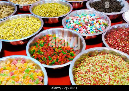 Variété indienne de désodorisant traditionnel de bouche dans un bol à vendre, mukhwas, poona, désodorisant traditionnel indien de bouche. Banque D'Images