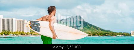 Surfeur surfant sur la plage de Waikiki sur les vagues de l'océan transportant des planches de surf. Été amusant sports nautiques active style de vie bannière panoramique Banque D'Images