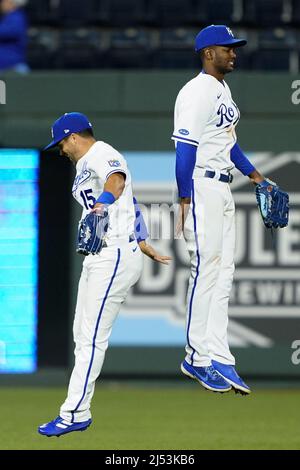 Kansas City, États-Unis. 19th avril 2022. Whit Merrifield (15) et Michael A. Taylor (2), le grand fiantre de Kansas City Royals, célèbrent après avoir battu les Twins du Minnesota au stade Kauffman de Kansas City, Missouri, le mardi 19 avril 2022. Photo de Kyle Rivas/UPI crédit: UPI/Alay Live News Banque D'Images