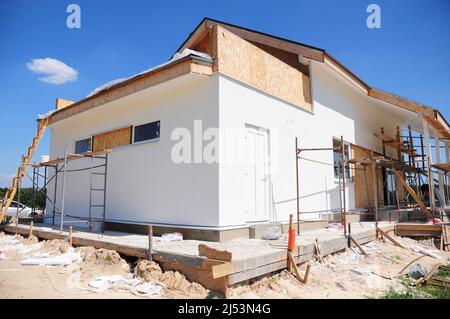 Maison inachevée. Rénovation et rénovation de la maison. Maison de peinture wal avec stuc et plâtrage. Rénovation de la maison isolante et de la vieille maison. Banque D'Images