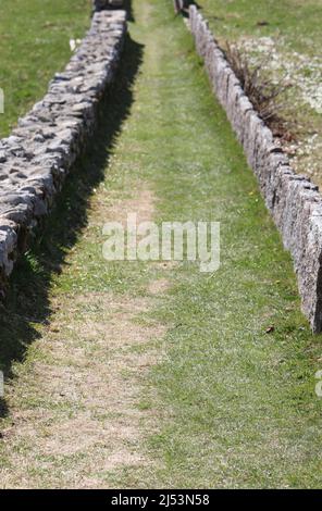 route de campagne autrement appelée piste de mule bordée sur les côtés par un mur de pierre sec Banque D'Images