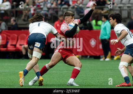 Vancouver, Canada, le 17 avril 2022 : Ewan Rosser (à droite, balle de maintien) de Team Wales 7s en action contre Tobias Sainz-Trapanga (à gauche) de Team Spain 7s au cours du jour 2 de la HSBC Canada Sevens à BC place à Vancouver, Canada. Le pays de Galles a gagné le match avec la note 19-14. Banque D'Images