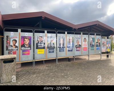 Kilstett, France - 9 avril 2022 : façade de l'école principale à Kilstett, en Alsace, avec toutes les affiches officielles des candidats à l'élection présidentielle de 2022 affichées sur des panneaux d'affichage à côté d'un bureau de vote Banque D'Images