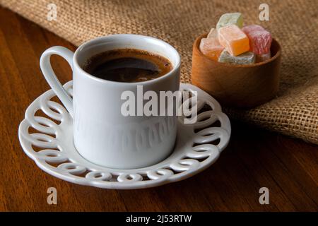Délice turc coloré et café turc sur fond de bois Banque D'Images