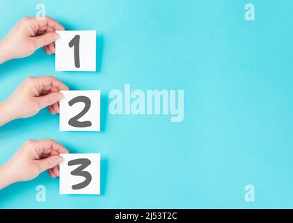 Les chiffres un, deux et trois sont inscrits sur le papier, le tableau de cours et de présentation, le concept d'éducation, l'espace de copie Banque D'Images