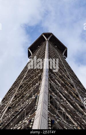 Paris, France, Europe: Détails vus de dessous de la Tour Eiffel, tour en métal achevée en 1889 par Gustave Eiffel pour l'exposition universelle Banque D'Images