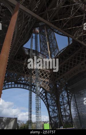Paris, France: Détails des frises Art Nouveau et de l'ascenseur de la Tour Eiffel, tour métallique achevée en 1889 pour l'exposition universelle Banque D'Images