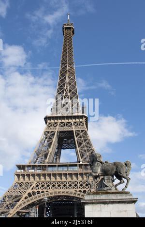 Paris, France, Europe : vue sur la Tour Eiffel, tour métallique achevée en 1889 pour l'exposition universelle, vue depuis le pont Pont d'Iéna Banque D'Images