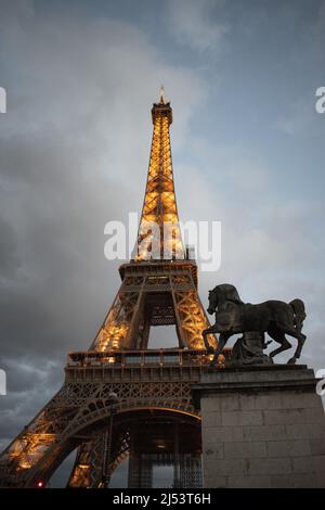 Paris, France : la Tour Eiffel, tour métallique achevée en 1889 pour l'exposition universelle, vue de nuit illuminée depuis le pont Pont d'Iéna Banque D'Images