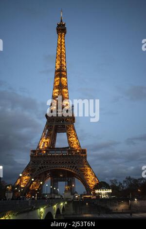 Paris, France : la Tour Eiffel, tour métallique achevée en 1889 pour l'exposition universelle, vue de nuit illuminée depuis le pont Pont d'Iéna Banque D'Images