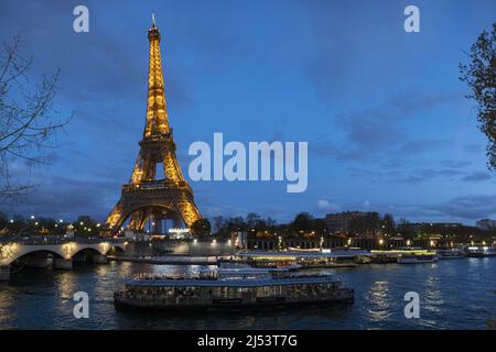 Paris, France : la Tour Eiffel, tour métallique achevée en 1889 pour l'exposition universelle, vue de nuit illuminée depuis le pont Pont d'Iéna Banque D'Images