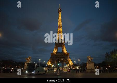 Paris, France : la Tour Eiffel, tour métallique achevée en 1889 pour l'exposition universelle, vue de nuit illuminée depuis le pont Pont d'Iéna Banque D'Images