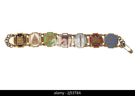 Bracelet de charme avec des monuments à Paris des années 1950 sur fond blanc Banque D'Images