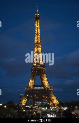 Paris, France : la Tour Eiffel, tour métallique achevée en 1889 pour l'exposition universelle, vue de nuit illuminée depuis le pont Pont d'Iéna Banque D'Images