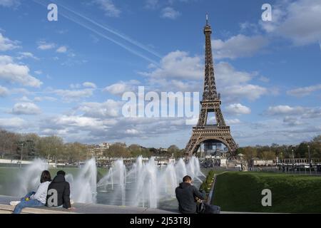 Paris, France : vue sur la Tour Eiffel, tour de métal achevée en 1889 pour l'exposition universelle, depuis la fontaine des Jardins du Trocadéro Banque D'Images