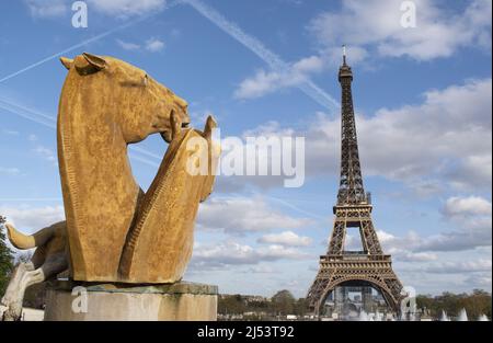 Paris, France, Europe : la Tour Eiffel, tour de métal achevée en 1889 pour l'exposition universelle, vue des statues des Jardins du Trocadéro Banque D'Images