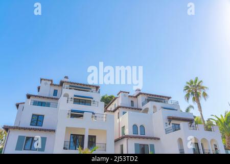 Deux bâtiments résidentiels identiques avec extérieur de style méditerranéen à San Clemente, Californie Banque D'Images