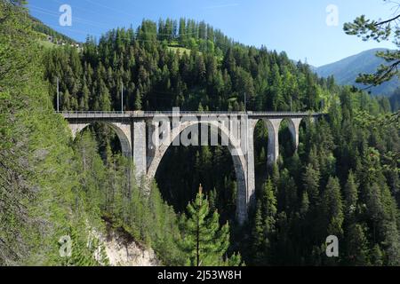 Wiesen viaduc sur l'une des plus belles lignes de chemin de fer de Suisse Banque D'Images