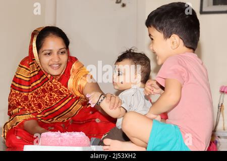 Chennai Tamilnadu, Inde . 02 janvier 2022.gros plan portrait photo d'un bébé nouveau-né jouant avec la mère et le petit frère Banque D'Images