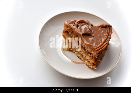 Délicieux gâteau au miel haché avec du lait concentré bouilli Banque D'Images