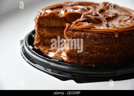 Délicieux gâteau au miel haché avec du lait concentré bouilli Banque D'Images