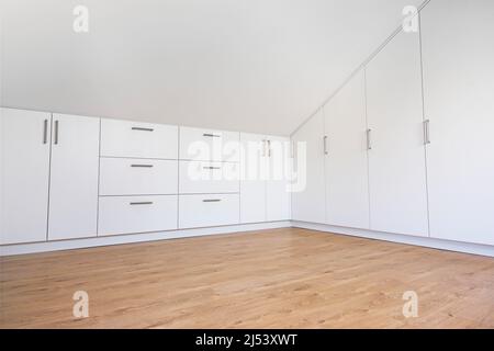 Vue complète sur une armoire moderne intégrée Banque D'Images