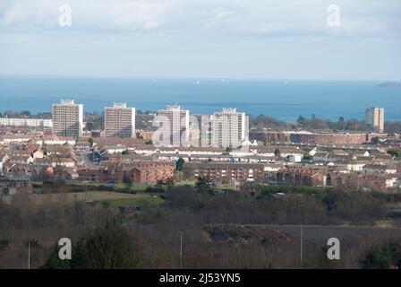 Rathcoole Estate Newtownabbabbabbabbabbabbabbabbabbatiale construite en 1950s pour accueillir des personnes après la démolition de leurs maisons à Belfast est l'une des plus grandes d'Europe. Banque D'Images