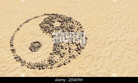 Concept pierres conceptuelles sur sable de plage forme de symbole faite à la main, fond de sable doré, symbole chinois de Yin-Yang, opposé et complémentaire. Banque D'Images