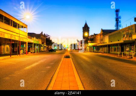 Broken Hill, Australie - 26 décembre 2021 : rue principale commerçante et administrative de la ville australienne de Broken Hill au coucher du soleil. Banque D'Images