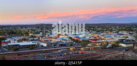 Panorama de la ville de Broken Hill au coucher du soleil de la ligne de Lode colline de mine à ciel ouvert vers le centre-ville et la gare. Banque D'Images