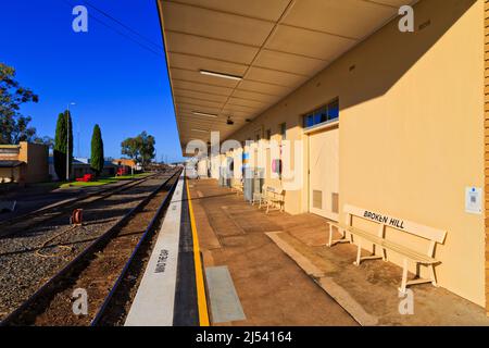 Gare de passagers platrofm et voies de chemin de fer dans la ville de Broken Hill de l'outback australien - industrie minière. Banque D'Images
