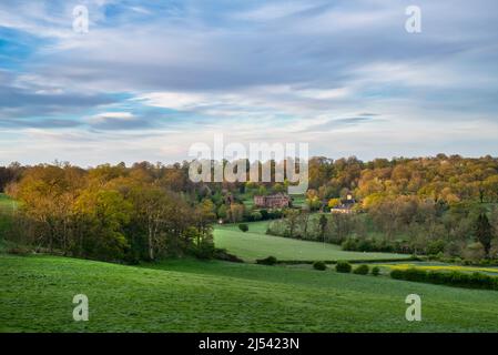 Vue sur Compton Wynyates depuis le moulin à vent tysoe au début de la matinée du printemps. Warwickshire, Angleterre Banque D'Images