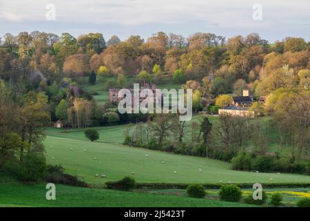 Vue sur Compton Wynyates depuis le moulin à vent tysoe au début de la matinée du printemps. Warwickshire, Angleterre Banque D'Images