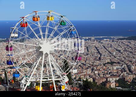 BARCELANA, ESPAGNE - 13 MAI 2017 : il s'agit d'une vue aérienne de la ville depuis la hauteur de la montagne Tibidabo. Banque D'Images