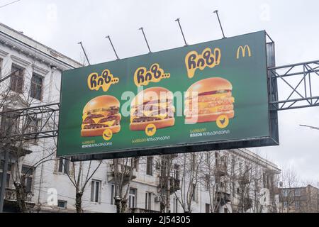 Kutaisi, Géorgie - 18 mars 2022 : annonce des sandwichs McDonald's. Banque D'Images