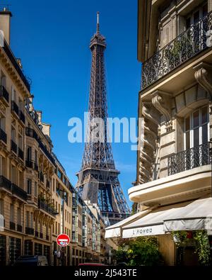 Paris, France - 27 mai 2021 : Tour Eiffel entre les bâtiments haussman à Paris Banque D'Images