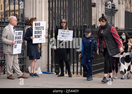 Le jour où le Premier ministre Boris Johnson s'est excusé auprès du Parlement pour son amende à pénalité fixe pour avoir été présent à un parti lors de ses propres restrictions de pandémie de Covid, les manifestants tiennent des pancartes aux portes du Parlement, le 19th avril 2022, à Londres, en Angleterre. La police met continue d'enquêter sur Johnson et son personnel, car la nouvelle de nouvelles amendes de partie verrouillée devraient être révélées par la police. Banque D'Images