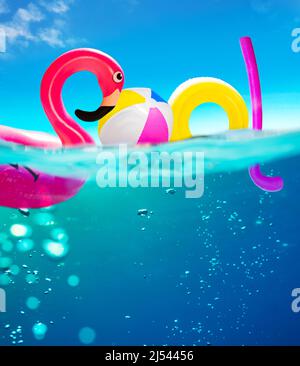 Texte de piscine fait de jouets d'eau gonflables sous-marin photo de partage Banque D'Images