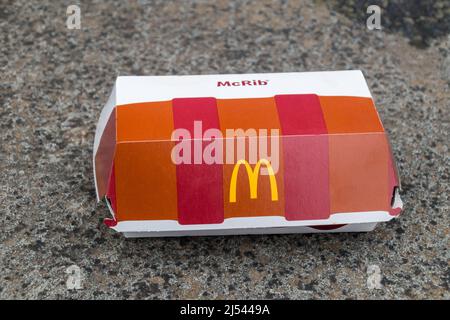 Kutaisi, Géorgie - 18 mars 2022 : boîte en papier de McDonald's McRib. McRib servi dans Georgian McDonald's. Banque D'Images