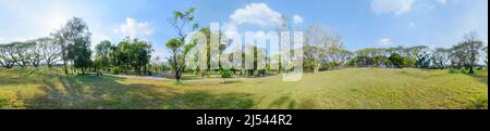 360 Panorama de parc public avec chemin de coupure à l'intérieur du cercle / panorama du parc public Banque D'Images