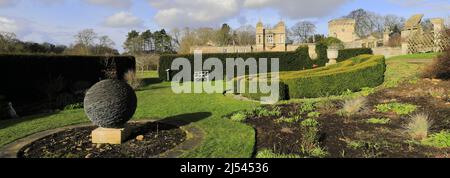 Snowdrop et Aconite fleurit aux jardins fortifiés d'Easton, village d'Easton, Grantham, Lincolnshire, Angleterre, ROYAUME-UNI Banque D'Images