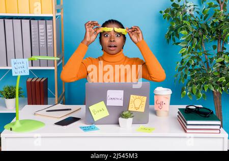 Portrait de fille attirante fatiguée surtravaillée expert travaillant dur rencontrer date limite isolée sur fond bleu de couleur Banque D'Images