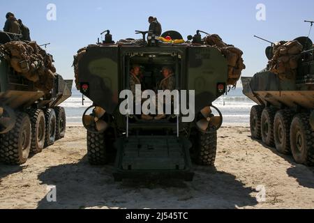 Les Marines des États-Unis, avec leur 2D Bataillon, 4th Marine Regiment, 1st Marine Division, embarquent des véhicules de combat amphibies au cours d'un événement d'entraînement de terre à navire et de navire à terre au camp de base du corps des Marines Pendleton, Californie, le 8 avril 2022. Cette évolution de l'entraînement a marqué le premier exercice d'ACV au niveau des peloton avec des troupes embarrées, démontrant la capacité et la compétence pendant les opérations d'origine hydrique. (É.-U. Photo du corps marin par Cpl. Quince Bisard) Banque D'Images