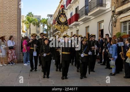 Almunecar, Espagne. 17th avril 2022. Semaine Sainte de Pâques, Semana Santa, à Almuñécar, déclarée d'intérêt touristique national en Andalousie, remplit les rues de la municipalité de tradition et de dévouement sincère chaque année. C'est la procession du dimanche de Pâques le dernier jour de la semaine Sainte. Il commémore le festival catholique de la Résurrection de Jésus-Christ. Les confréries organisent les processions qui traversent les rues et les places portant de belles trônes ornées de fleurs et d'images religieuses qui sont transportées par les fourches. Credit David Smith/Alamy Live News Banque D'Images